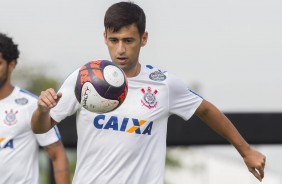 Camacho domina a bola no treino do Corinthians no CT Joaquim Grava