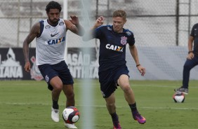 Carille esboçou uma equipe titular durante o treino