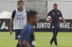 Fábio Carille observa Pablo no treino do Corinthians no CT Joaquim Grava