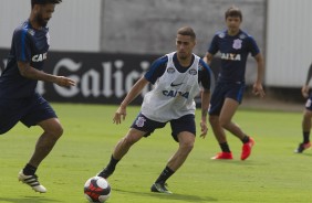 Gabriel marca Cristian no treino do Corinthians no CT Joaquim Grava