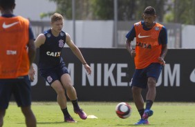 Marlone e Léo Príncipe em ação no treino do Corinthians no CT Joaquim Grava