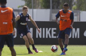 Marlone e Lo Prncipe em ao no treino do Corinthians no CT Joaquim Grava