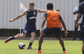 Marlone em jogada no treino do Corinthians no CT Joaquim Grava