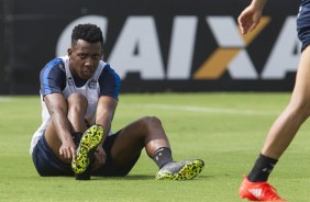 Moiss amarra a chuteira no treino do Corinthians no CT Joaquim Grava