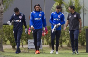 Cssio e goleiros reservas conversam com Fbio Carille no treino do Corinthians no CT Joaquim Grava