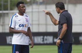 Fbio Carille dando instrues a Moiss no treino do Corinthians no CT Joaquim Grava