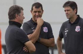 Fbio Carille e comisso tcnica conversam durante treino do Corinthians no CT Joaquim Grava