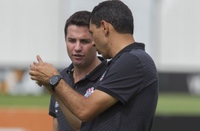 Fbio Carille e Osmar Loss no treino do Corinthians no CT Joaquim Grava