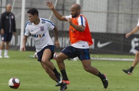Fellipe Bastos e Giovanni Augusto no treino do Corinthians no CT Joaquim Grava