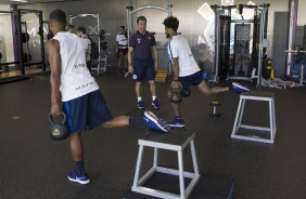 Jogadores em atividade na academia do Corinthians