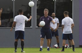 Jogadores em atividade no treino do Corinthians no CT Joaquim Grava