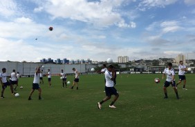 Jogadores em atividade no treino do Corinthians no CT Joaquim Grava