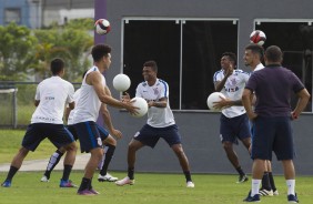Jogadores em atividade no treino do Corinthians no CT Joaquim Grava