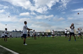 Jogadores em atividade no treino do Corinthians no CT Joaquim Grava