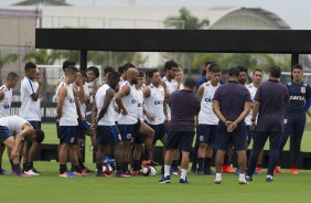 Jogadores reunidos com Fábio Carille no treino do Corinthians no CT Joaquim Grava