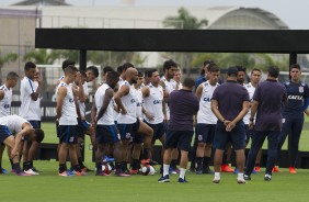 Jogadores reunidos com Fbio Carille no treino do Corinthians no CT Joaquim Grava