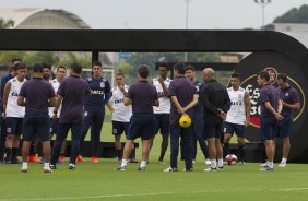 Jogadores reunidos com Fbio Carille no treino do Corinthians no CT Joaquim Grava