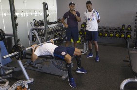 Jogadores se esforam na academia do Corinthians