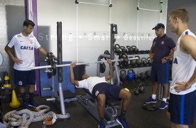 Jogadores se esforam na academia do Corinthians