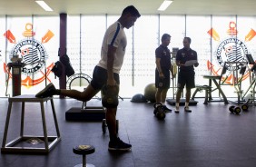 Jogadores se esforam na academia do Corinthians