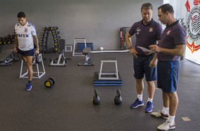 Jogadores se esforam na academia do Corinthians