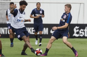 Marlone em dividida com Cristian no treino do Corinthians no CT Joaquim Grava