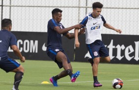 Moises disputa com Marquinhos Gabriel no treino do Corinthians no CT Joaquim Grava