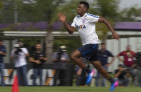 Moiss em atividade no treino do Corinthians no CT Joaquim Grava