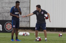 Osmar Loss em conversa com Moisés no treino do Corinthians no CT Joaquim Grava