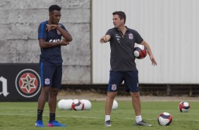 Osmar Loss em conversa com Moisés no treino do Corinthians no CT Joaquim Grava