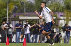 Pedro Henrique em atividade no treino do Corinthians no CT Joaquim Grava