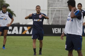 Romero observa Gabriel no treino do Corinthians no CT Joaquim Grava