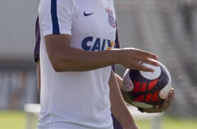 Balbuena com a bola na mo em treino da tarde