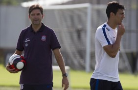 Balbuena e auxiliar Leandro Silva em treino da tarde