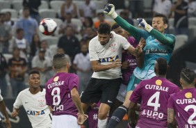 Pedro Henrique cabeceando a bolano amistoso contra a Ferroviria na Arena Corinthians