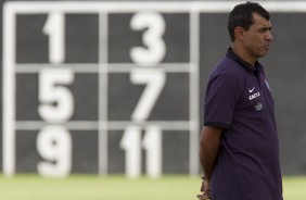 Tcnico Fbio Carille pensativo em treino da tarde