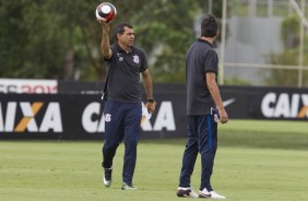 Carille segurando a bola no ltimo treino do Corinthians antes da estreia no Paulista