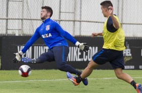 Diego defendendo chute de Rodrigo Figueiredo no ltimo treino do Corinthians antes da estreia