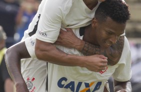 Giovanni Augusto comemora gol contra o São Bento na estreia do campeonato paulista