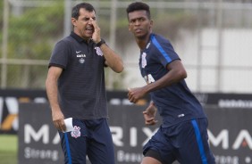 J correndo e Carille dando instrues no ltimo treino do Corinthians antes da estreia no Paulista