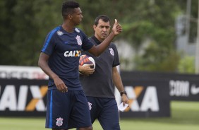 J fazendo joia e Carille ao fundo no ltimo treino do Corinthians antes da estreia no Paulista