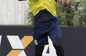 Kazim matando a bola no peito no ltimo treino do Corinthians antes da estreia no Paulista
