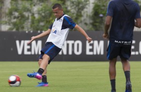 Luidy chutando a bola no ltimo treino do Corintians antes da estreia no Paulista