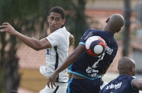 Pablo em dividida com jogador do São Bento na estreia do campeonato paulista