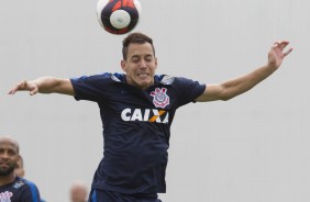 Rodriguinho cabeceando a bola no ltimo treino do Corinthians antes da estreia no Paulista