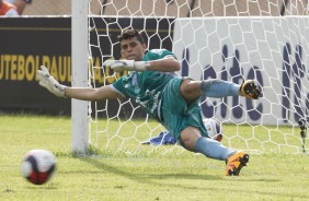 Goleiro do São Bento no momento do gol do Corinthians na estreia do campeonato paulista
