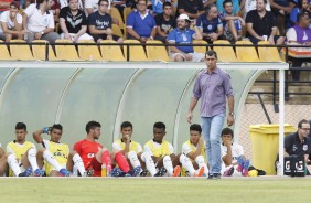 Fbio Carille e jogadores reservas contra o So Bento na estreia do campeonato paulista