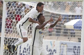 Giovanni Augusto e Jô comemoram gol contra o São Bento na estreia do campeonato paulista