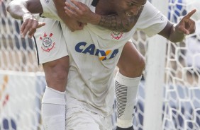 Giovanni Augusto e Jô comemoram gol contra o São Bento na estreia do campeonato paulista