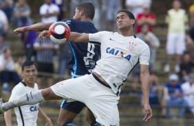 Pablo em dividida com jogador do São Bento na estreia do campeonato paulista